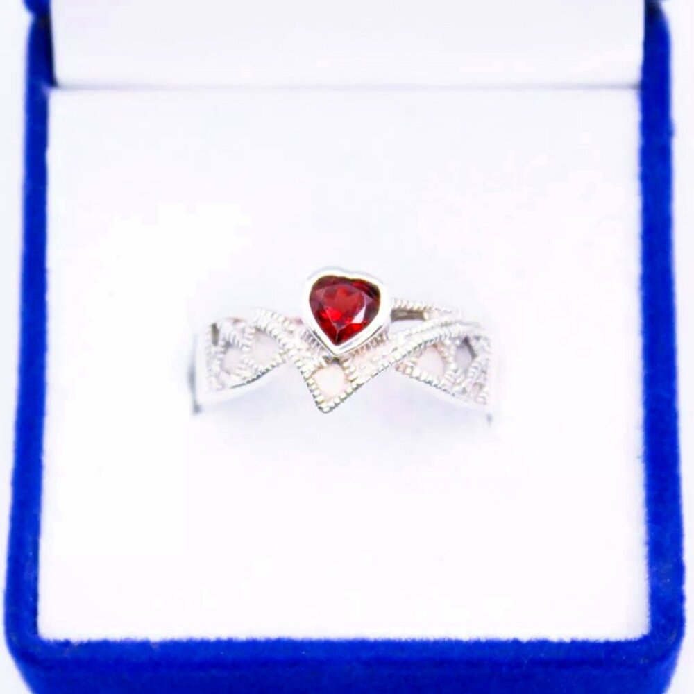 925 Sterling Silver Garnet Heart Shaped Wide Etched Solitaire Vintage Ring